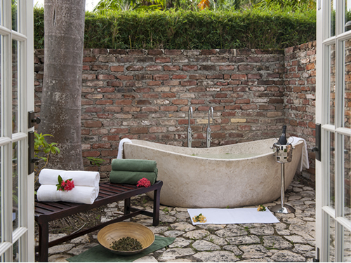 半月度假村蕨树水疗中心的私人浴缸，为泡药草浴而准备