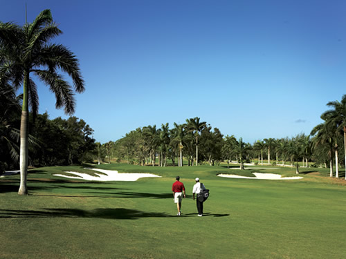 半月度假村高尔夫球场由老罗伯特·特伦特·琼斯设计