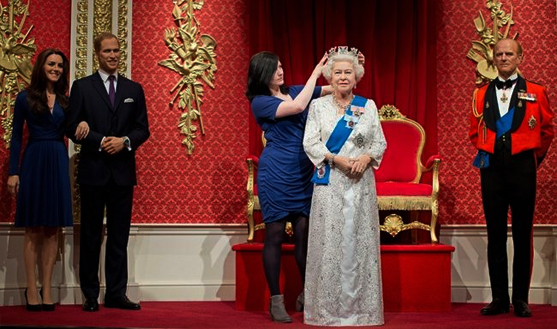 英女王新蜡像亮相伦敦杜莎夫人蜡像馆