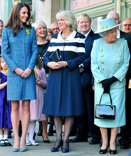 英国女王王妃结伴逛百货店 蓝色元素尽显皇室风范