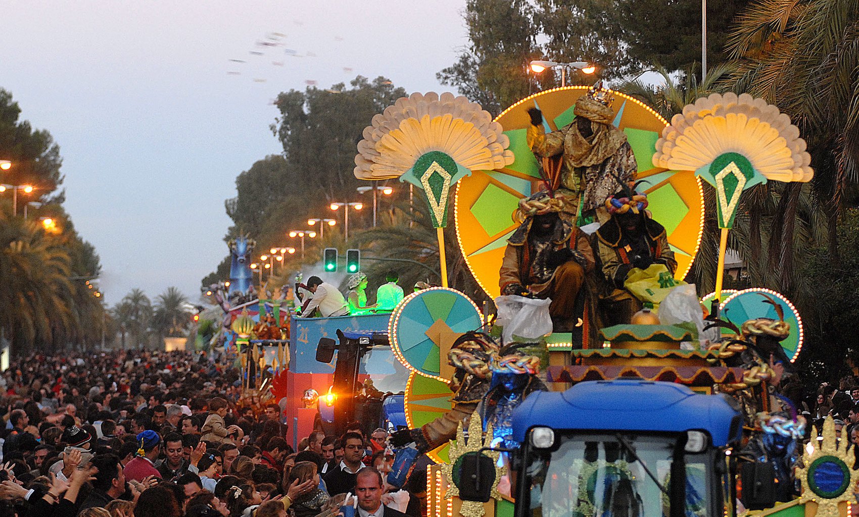 三王节游行（Cabalgata de Reyes Magos）