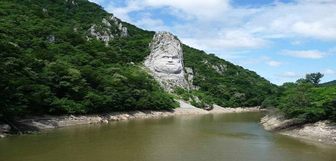 罗马尼亚国王的岩雕头像