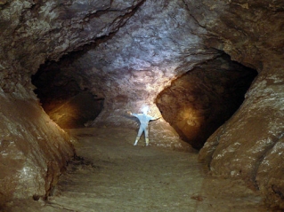埃米尔·拉科维塔岩洞