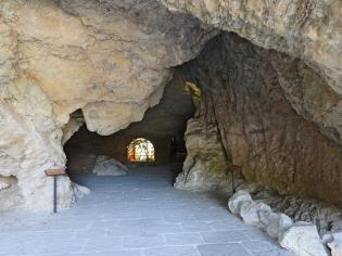 圣萨托里奥教堂洞穴内部