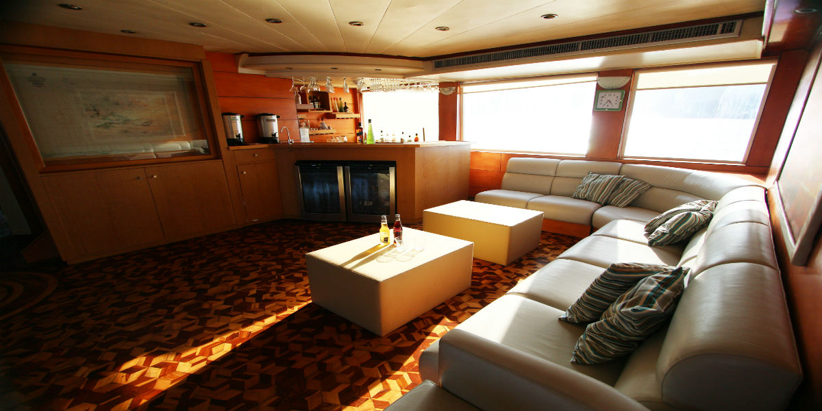 Ecuador - Galapagos First Class - Millenium Motor Catamaran Lounge