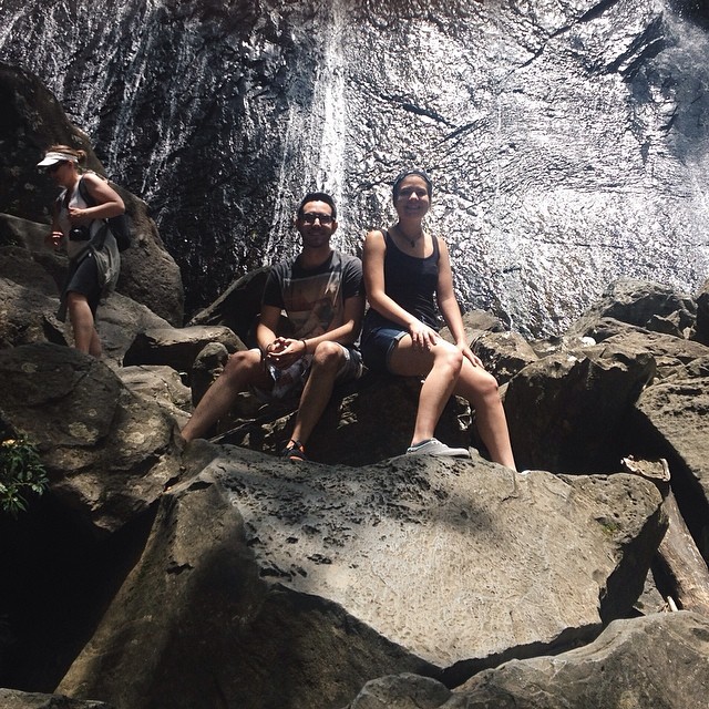 在波多黎各岩洞下拍照的人们