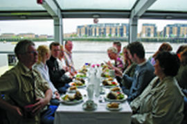 旅游团队在游船上享用午餐