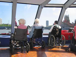 乘坐轮椅的游客在底层大厅欣赏沿途美景