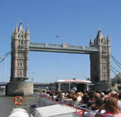 游船航行到塔桥前，游客在船上听对塔桥的讲解