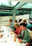 乘坐午餐游船游泰晤士河，城市游船供应世界一流的美食