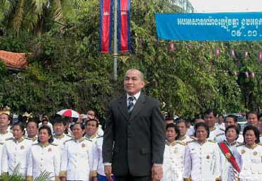 当日,柬埔寨领导人及社会各界人士共万余人在金边独立纪念碑下举行