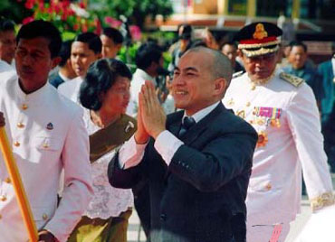 11月9日,在柬埔寨首都金边,柬埔寨国王诺罗敦·西哈莫尼(前中)向