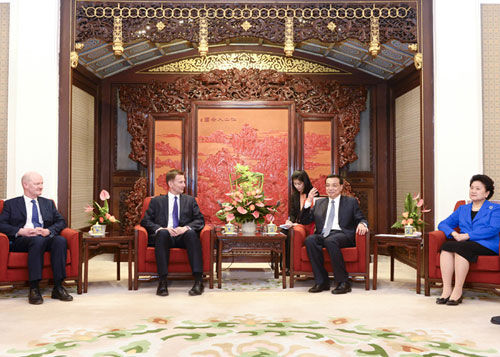 Li Keqiang Meets with Chairman of the UK Side of China-UK High-Level People-to-People Dialogue