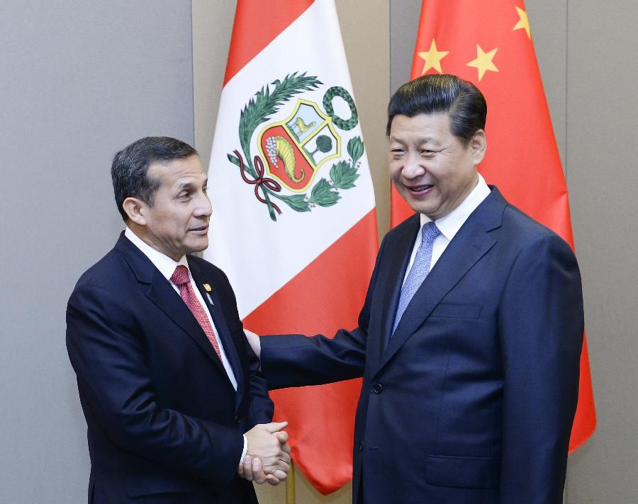 Chinese President Xi Jinping (R) meets with Peruvian President Ollanta