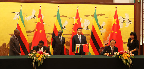 习近平主席和津巴布韦共和国总统穆加贝共同出席中津旅游合作文件签字仪式