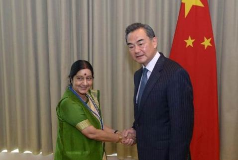 Chinese Foreign Minister Wang Yi (R) meets with Indian Minister of External Affairs Sushma Swaraj at the UN headquarters in New York, on Sept 25, 2014.