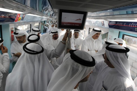 庆祝公共交通日 迪拜送黄金鼓励民众乘公交