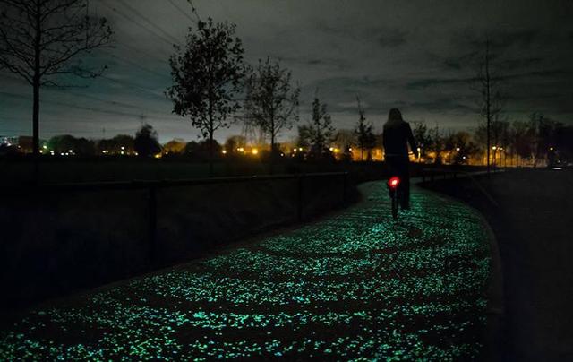 荷兰建世界首条夜光自行车道 "梵高星夜"铺路
