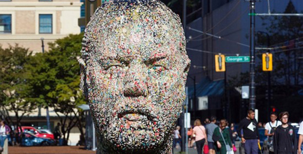 加拿大艺术家立2米高人像 专供市民粘口香糖