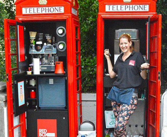 英标志性红色电话亭逐渐废弃 改造成咖啡屋