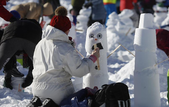 加拿大近千人堆雪人破吉尼斯世界纪录
