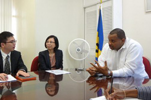 驻巴巴多斯大使王克分别会见巴旅游部长和财政部长