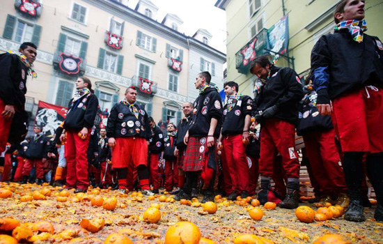 意大利小镇狂欢节 居民互扔橙子乐翻天