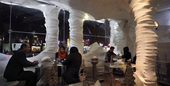 探访伊朗特色“盐餐厅” 墙壁桌子都是咸的