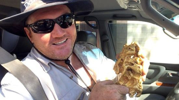 澳大利亚男子外出散步捡到2.5公斤重天然金块