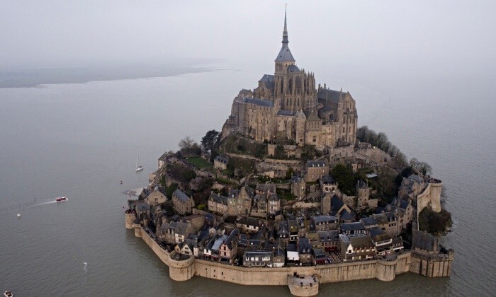 法国北部“世纪大潮”成就“水围城”奇幻景观