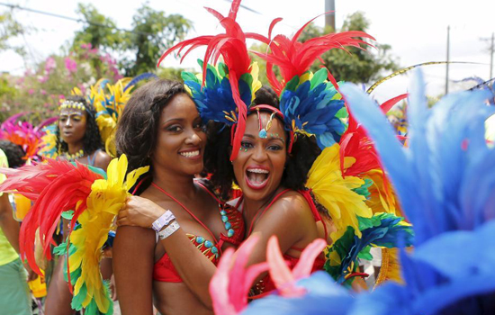 牙买加狂欢节大游行 民众盛装热舞享受节日