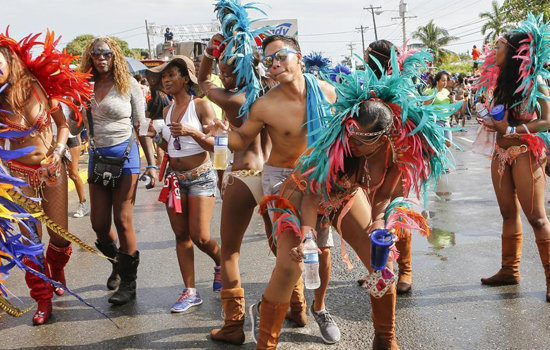 牙买加狂欢节大游行 民众盛装热舞享受节日