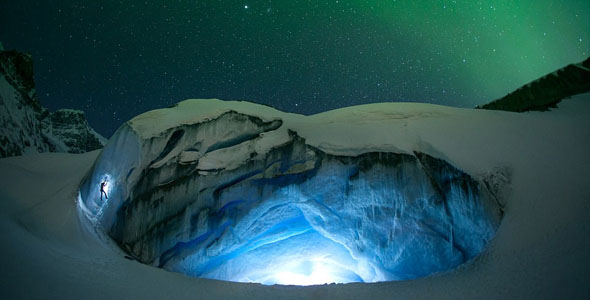加拿大摄影师夜攀冰川 捕捉极光梦幻景象