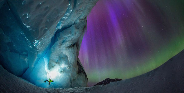 加拿大摄影师夜攀冰川 捕捉极光梦幻景象
