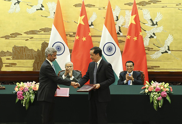 李克强总理和印度总理出席合作协议签字仪式