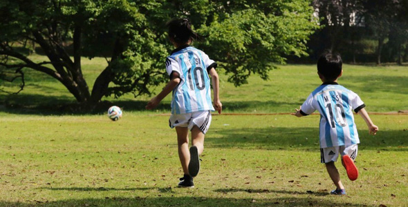 阿根廷何以缔造足球神话之兜着尿布踢足球