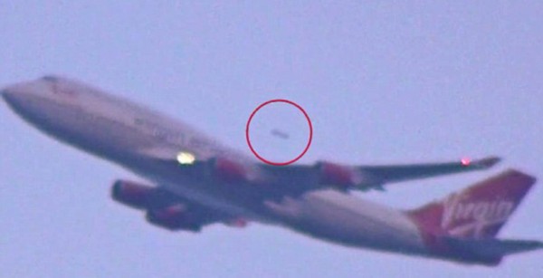 纽约肯尼迪机场惊现UFO 高速超过正在起飞客机