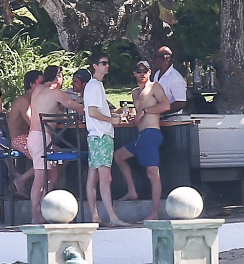 哈里王子与好友在牙买加沙滩酒吧喝酒