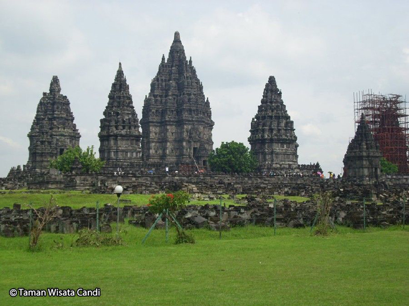 修复印尼普兰巴南神庙