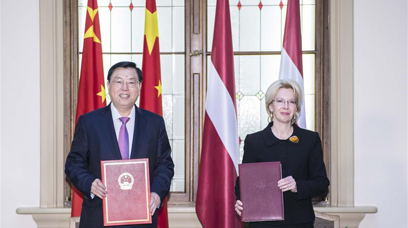 张德江和拉脱维亚议长伊娜拉·穆尔涅采共同签署合作谅解备忘录
