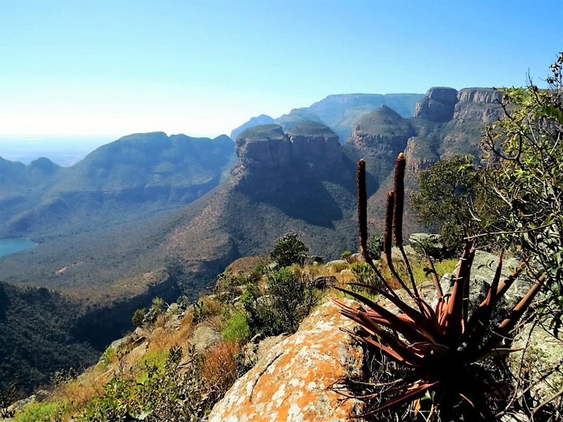 南非三大茅屋”巨石峰