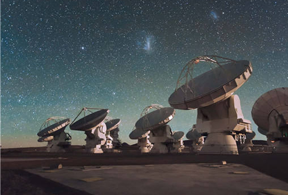 阿塔卡马大型毫米/亚毫米波射电望远镜阵列ALMA