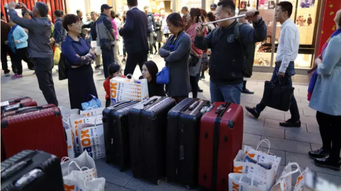 Chinese tourists rein in their shopping sprees