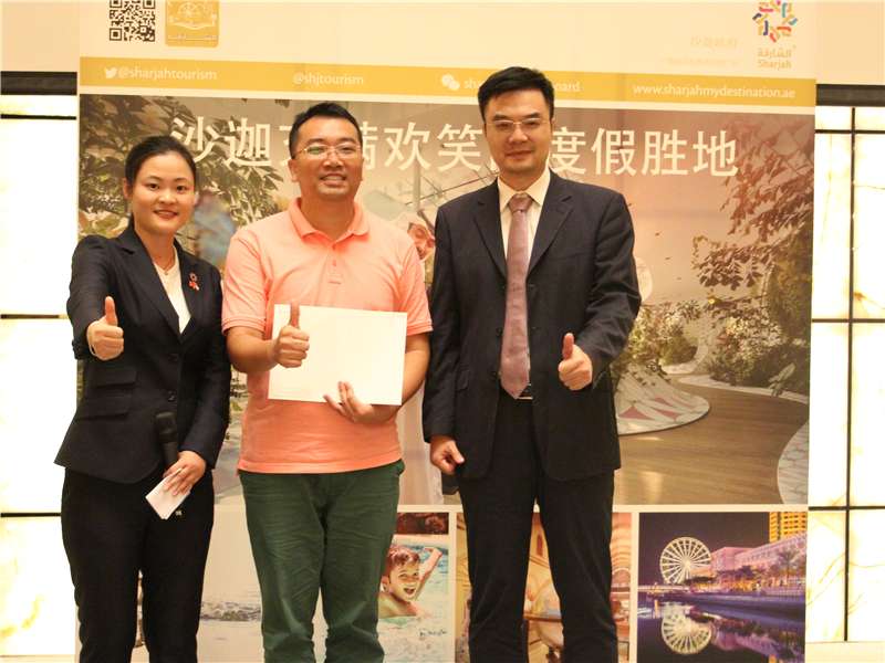 高秀环女士与广州旅游局负责人梁迅先生共同为一等奖获得者颁奖