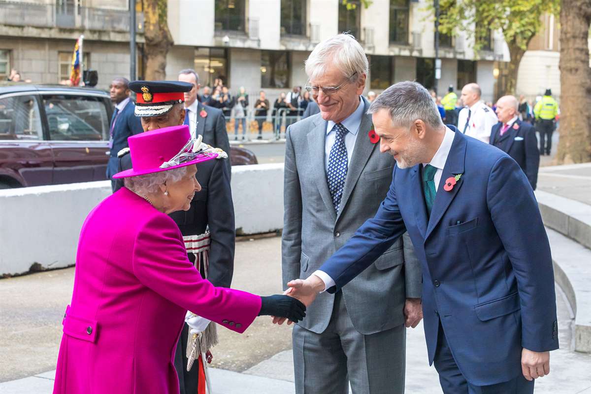 大英博物馆馆长和主席迎接英国女王
