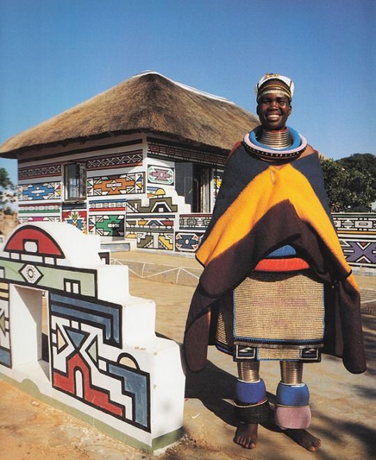 南非的恩德贝勒人的住所(ndebele home)image pinterest/africa