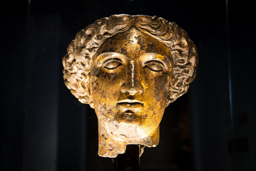 女神萨莉丝·米涅瓦尔铜像