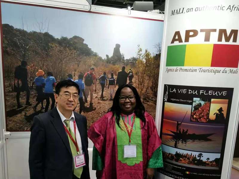 Ms. Mme Outarra introduced the tourism resources in Mali to Dr. Wu.