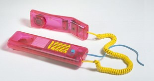 XK200双胞胎电话（Twinphone），瑞士的斯沃琪（Swatch）集团设计，博物馆编号：W.3-1996。版权归伦敦维多利亚与艾尔伯特博物馆所有。