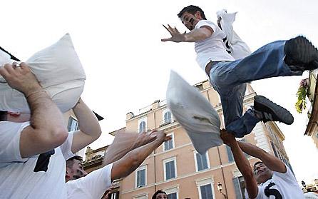 当天,几百人参加了在这里举行的枕头战.